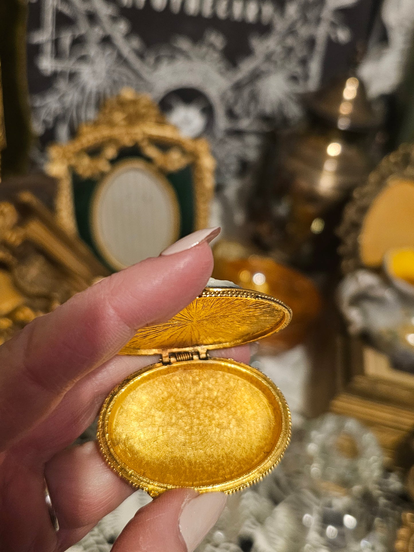 Cameo Pill Box