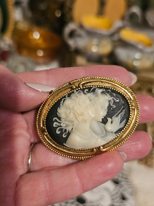 Cameo Pill Box